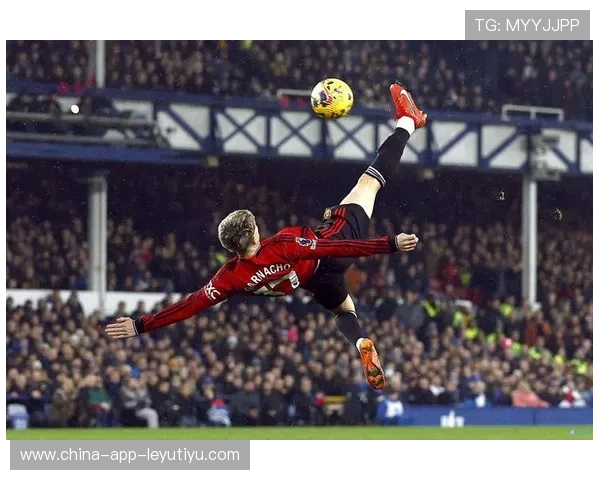 C罗深夜直播示范健身动作,粉丝忙跟练 C罗深夜直播示范健身动作,粉丝忙跟练