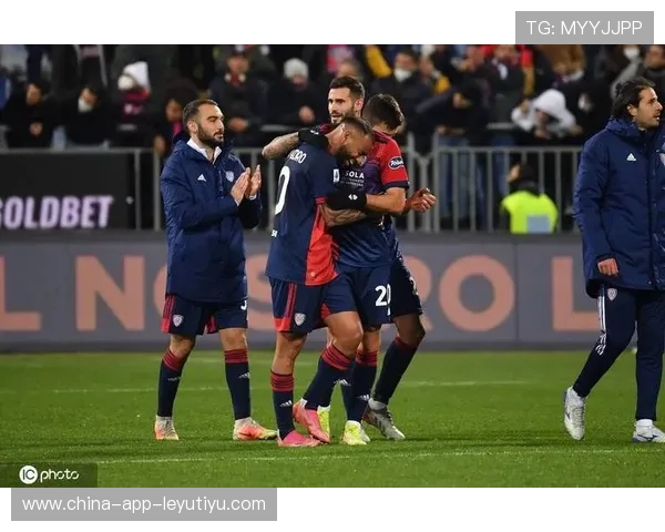 卡利亚里训练课上佩雷罗展现极强创造性