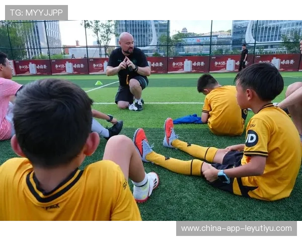 足球俱乐部青训营引进国外先进教材提升教学体系,足球青训营报名 足球俱乐部青训营引进国外先进教材提升教学体系,足球青训营报名